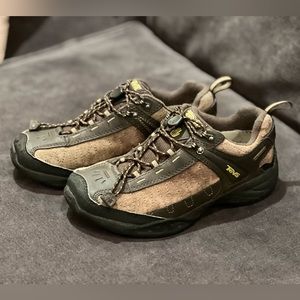 Teva Kids Raith Waterproof Hiking Shoe- SIZE US 3